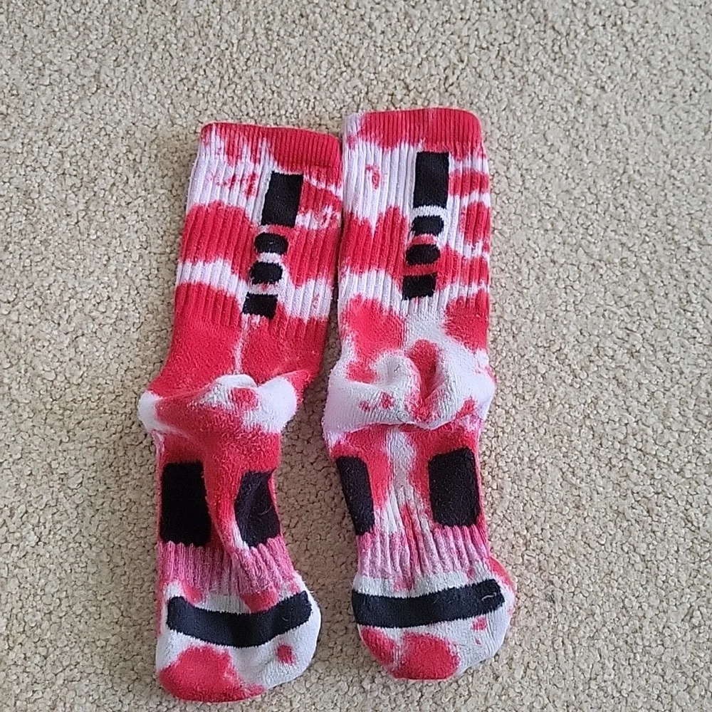 Nike Elite Kid's crew socks. Red & white tie-dye Large